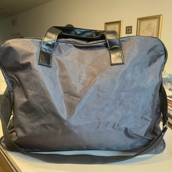 Guess Duffle Bag, Gym Bag, Carry On - Picture 4 of 4